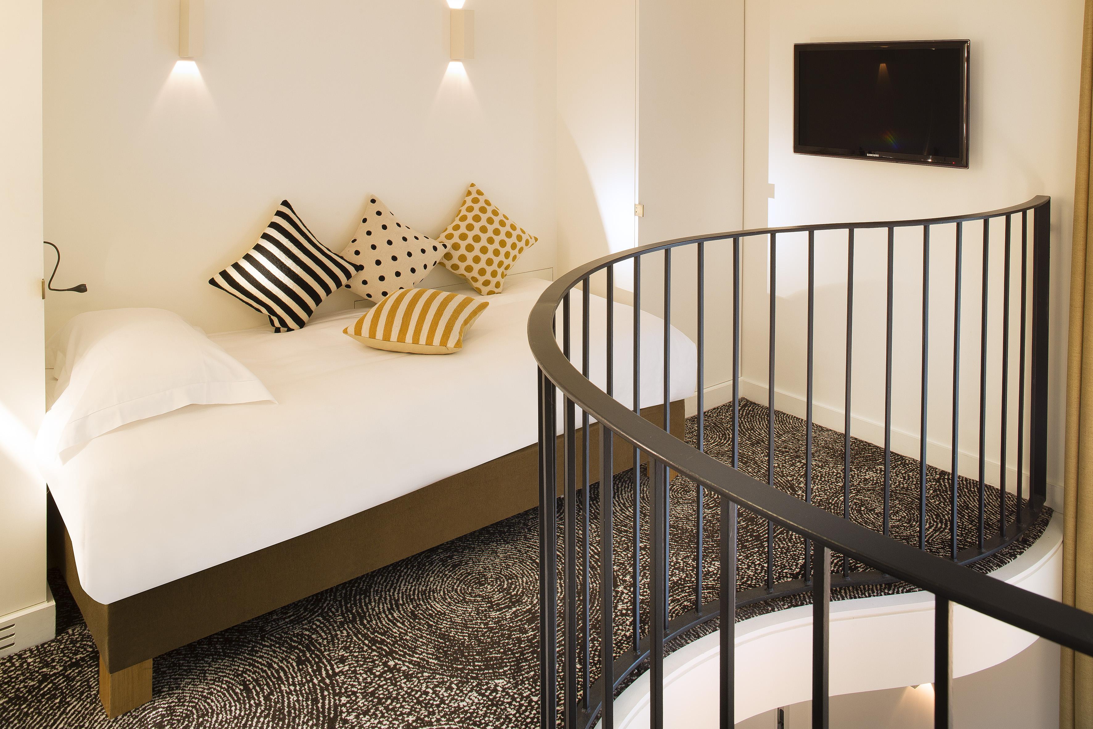 Hotel Marignan Champs-Elysees Париж Екстериор снимка